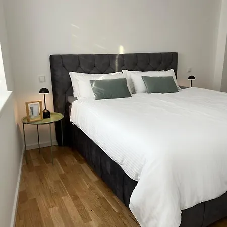 Terrace Loft - & Quiet - 4 Min Walk To Station - Free Parking *