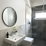 Terrace Loft - & Quiet - 4 Min Walk To Station - Free Parking