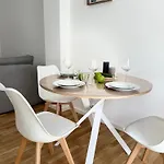 Terrace Loft - & Quiet - 4 Min Walk To Station - Free Parking *